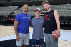 火箭官方晒乌度卡范乔丹与申京合影：他在土耳其迎来了特别的客人