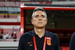 记者：终于踢正常位置的正常足球了 安东尼奥上半场搞啥花活呢