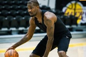 湖人官方晒出两位新援斯玛特和艾顿训练照：严阵以待💪