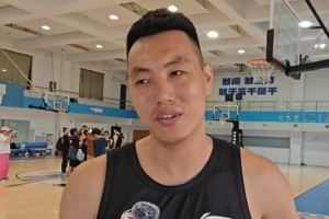 怎么帮赵睿融入球队呢？方硕：还用我帮他吗？他到哪儿都自来熟