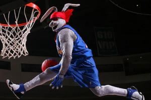 东部冠军25周年庆！前76人吉祥物极速兔子“嘻哈”将在新赛季回归