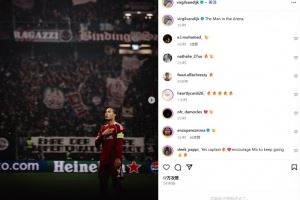 终结4连败！利物浦队长范戴克社媒晒向球迷谢场照：球场中的男人