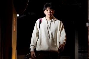 开拓者众将入场穿搭:杨瀚森帽衫加项链配饰 卡马拉短宽牛仔衫