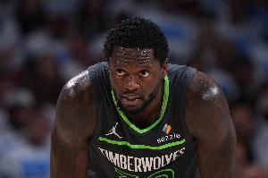 三双到手!兰德尔三节12中6拿到19分10板12助 但也有7失误